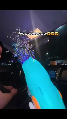 جاهزين للحرب؟ بس بطريقتنا 😎 Bubble Guns بألوان تجنن 💗💙 🎯 تضغط = تنفجر Bubbles 🎨 متوفرة ب٣ الوان 📍 متاحة الآن في مكتبة الصحبة 🎉 الحقّيها قبل ما تخلص!#العاب #بابلز #bubbles #toys #foryoupage 