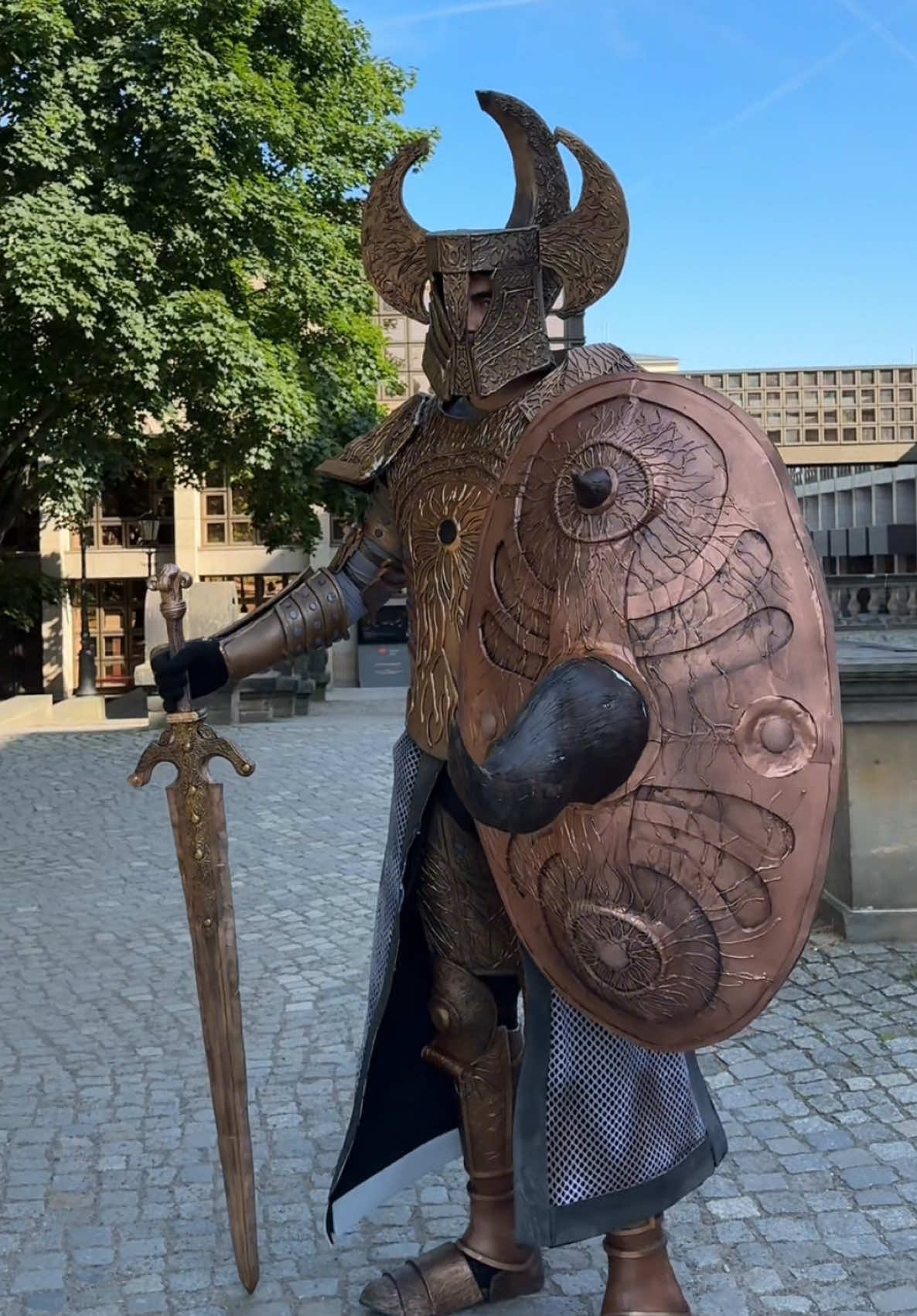 Crucible Knight Ordovis shows up during your city tour, are you panic rolling or pulling out your favourite build? #cosplay #crucibleknight #ordovis #fyp #reaction #eldenring #nightreign #gaming 
