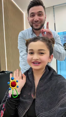 وهي لبنى الصغيرة عملت شعراتا🤭صاطر صاطر يا طارق😂@by Tarek.assaf  #لبنى_حرب #لبنى_الصغيرة #كوميديا #فيديوهات_مضحكة #اكسبلورexplore 