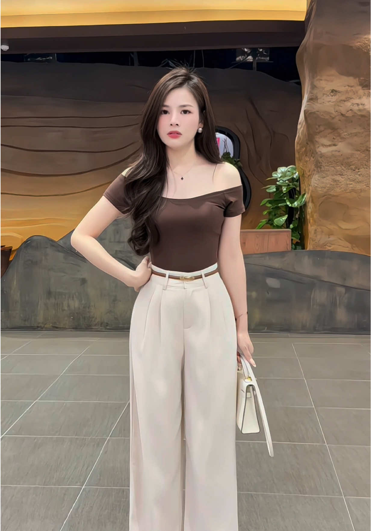 Quần suông ống rộng cạp cao hách dáng #duyenrungrinh #quansuong #quanongrong #quancongso #quannu #quandainu #quansuongnu #quancapcao #phoidoxinh #shopping #xuhuong #review #thoitrang #fyp 