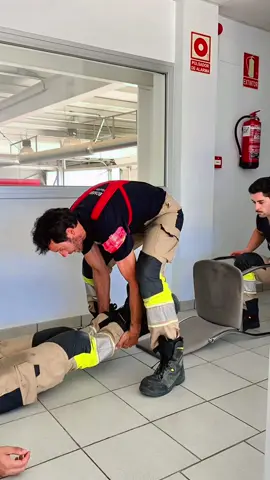 Camilla improvisada  #firefighter #bomberos #pompiers 