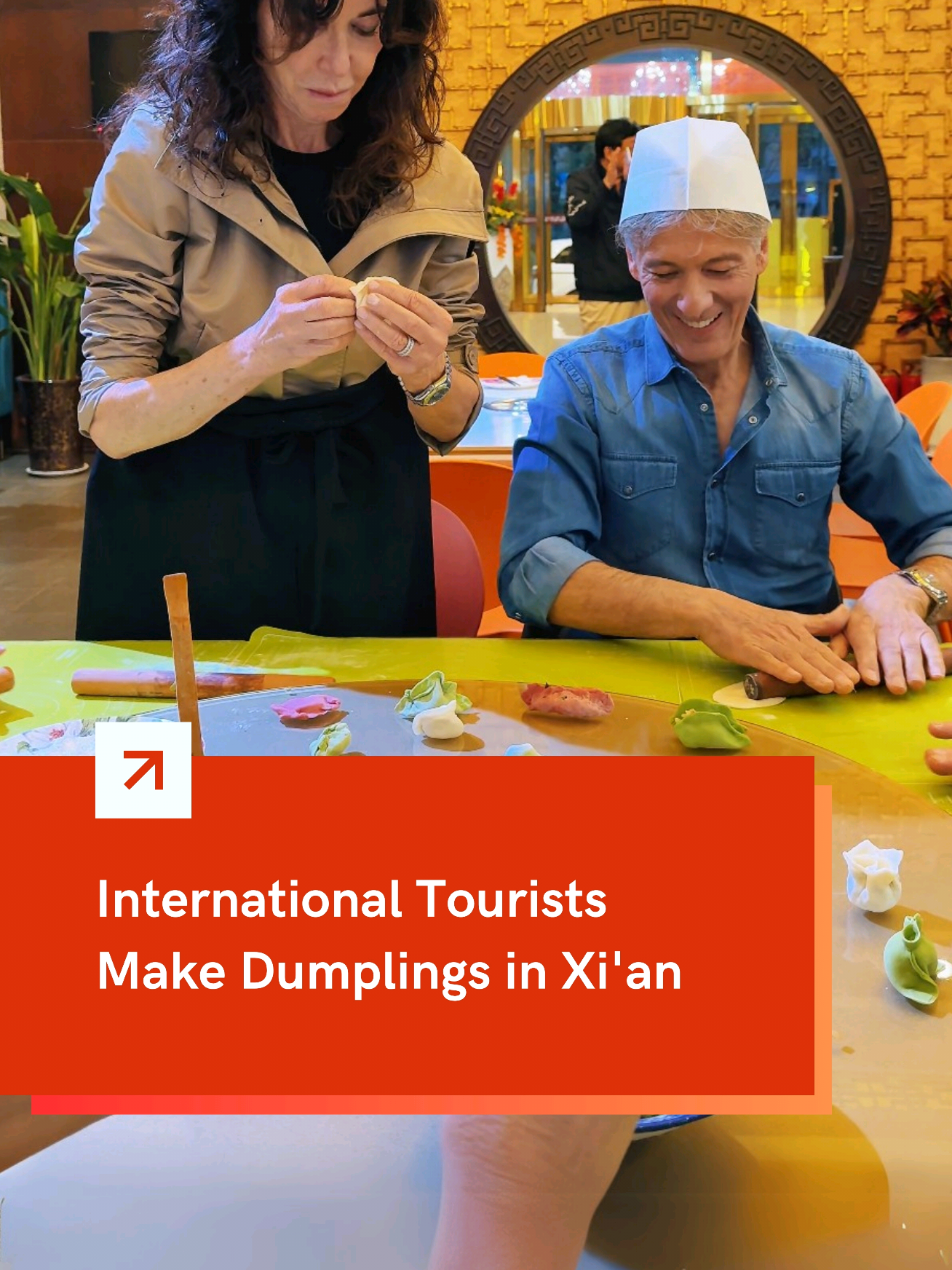 International #tourists roll up their sleeves to make #dumplings by hand in #Xi’an! 🥟🇨🇳 #chinesefood #chinatravel 