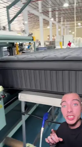 Comment sont emballés les matelas pour le transport ? #transport #matelas #chine #ingenieur #machine #react #viral #histoire 