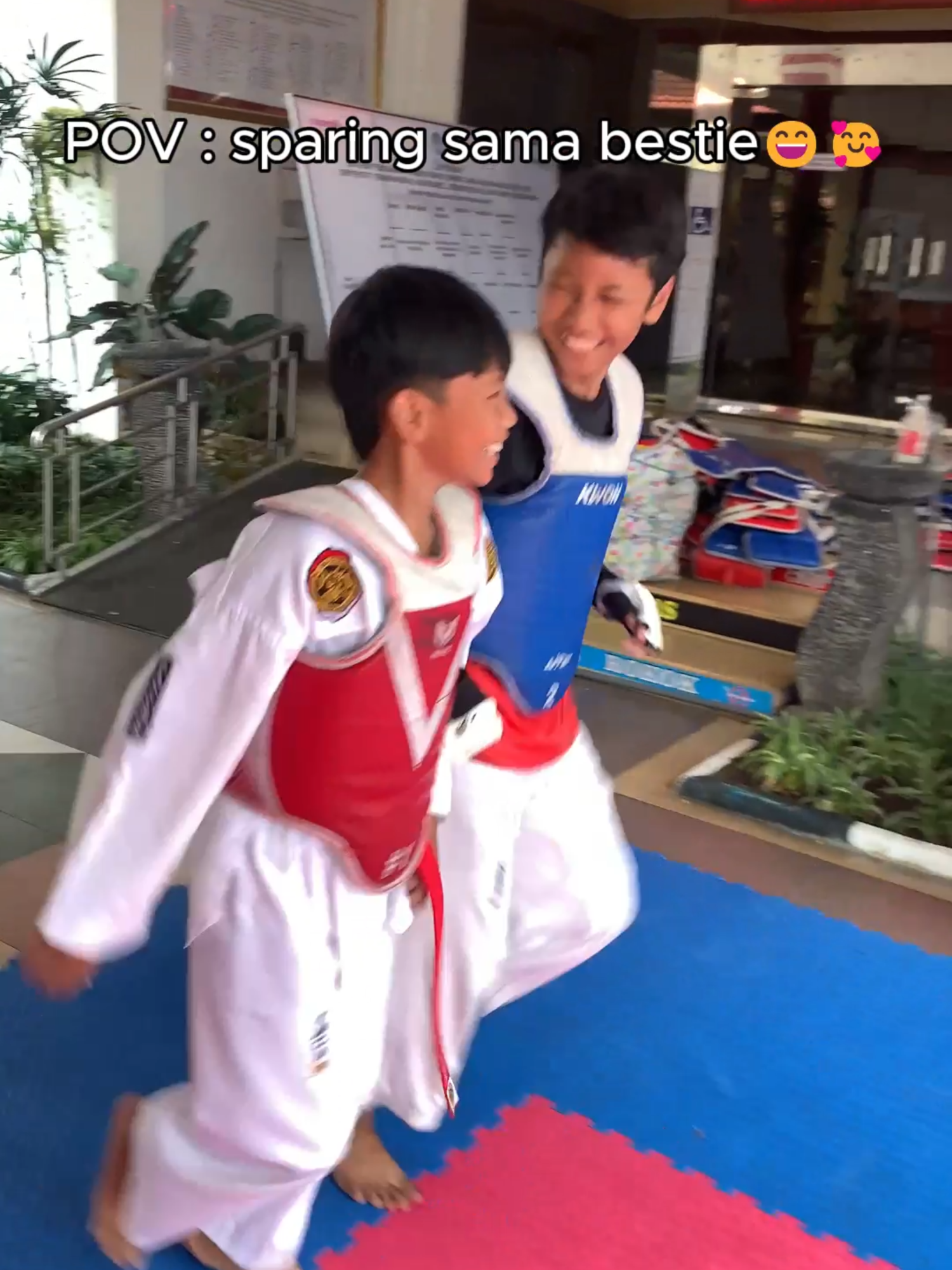 langsung keringet dingin gatuh... 😂😂 #taekwondo #taekwondofighter #taekwondokepanjen #taekwondoindonesia #indonesia🇮🇩 #sangrok #fyp #taekwondolife #sparring #sparringpartner #fypage #berandafypシ🙏🙏