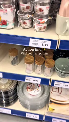 Viral voorraadpotjes weer back🏃🏻‍♀️ €0,99 😱 Eindelijk heb ik ze! Deze kruidenpotten stonden al een tijdje op mijn wishlist. Na het zien van story @asimplifiedliving 🤎 rennen naar @actionnederland  Zoals jullie weten ben ik echt van opgeruimd staat netjes en dit is gewoon een gamechanger. Ik ben blij! De keukenkastjes zijn weer helemaal netjes en georganiseerd dankzij deze potjes. 😂 En je weet hoe dat gaat: als je eenmaal begint, pak je meteen van alles mee… Nu alleen nog mooie labels bestellen en dan is het helemaal af 🤎 Save dit bericht voor later & volg me voor meer opruim- en interieurtips! Liefs, Melike Prachtige keuken is van @thuys_hengelo   😍🤎 #voorraadpotten #action #actionhack #interieur #interiordesign #keuken #keukeninspiratie #aesthetics #ａｅｓｔｈｅｔｉｃ #kitchen #kitchenware #kitchendecor #organization #organize #actiondiy #actiondeutschland #asmr #asmrfood #coffee #myactionfavorites #melikeskids #beige #beigeaesthetic 