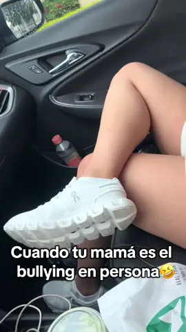 JAJAJAJAJAJA ENTRENÁNDOLA PARA QUE SE LE RESVALE TODO 🤣 #mamaehija #ftypシ #tiktok #lennytamez #tenisoncloud 