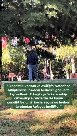 “Bir erkek, karısını ve evliliğini yeterince sahiplenirse, o kadın herkesin gözünde kıymetlenir. Erkeğin yeterince sahip çıkmadığı evliliklerde ise kadın genellikle günah keçisi seçilir ve herkes tarafından kolayca incitilir…” Bugün Aslan’ın babasıyla görüş günüydü. Beni arayıp “Aslan’ı hazırla, parka götürmek istiyorum,” dedi. Hazırladım, birlikte çıktık. Aslan çok eğlendi… Şimdi yürümeye, dünyayı daha çok anlamaya başladı ya, ben de onun babasının bakışlarında bir şeylerin değiştiğini fark ediyorum. Aslan’a karşı yaklaşımı daha farklı, daha ilgili, daha dikkatli… Çünkü artık o da görüyor; bu çocuk sadece bir “küçük insan” değil, bir yüreğin, bir geçmişin, bir sevginin yansıması… Bazen bir evliliğin yükü tek kişiye yüklense de, çocuklar büyüdükçe aynalar çoğalıyor. Ve biz anneler… Güçlü görünsek de aslında sadece sevgiye, ilgiye ve sahiplenilmeye en çok ihtiyaç duyan taraf oluyoruz. Bir kadının değerini, önce yanında duran kişi belirliyor… Ve o eksik olduğunda, dünya kadını sorgusuzca yargılamaya başlıyor.