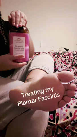 Struggling with heel pain at the end of the day? Try this two-step natural remedy for plantar fasciitis relief 👣✨ 🥄 Spoon Massage – Gently scrape from heel to toe with a spoon and some oil. This helps release tension, boost circulation, and ease fascia pain. 🌿 Castor Oil Compress – Soak a cloth in castor oil, wrap your foot, and add heat. Ricinoleic acid in the oil fights inflammation and deeply soothes your arch and heel. Your feet will thank you! 💆🏻‍♀️ #castoroil #spoon #massage #plantarfasciitis #natural 