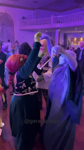 ⚡️¡Un crossover nunca antes visto fue lo que vivimos en esta mágica fiesta de graduación!💚 #harrypotter #harrypottercosplay #cosplay #voldemortcosplay #cosplay #cosplayer #bellatrix #bellatrixcosplay #shrek #shrekcosplay #shrekparty #harrypotterparty #fiona #fionacosplay #princessfiona #lordfarquaad 