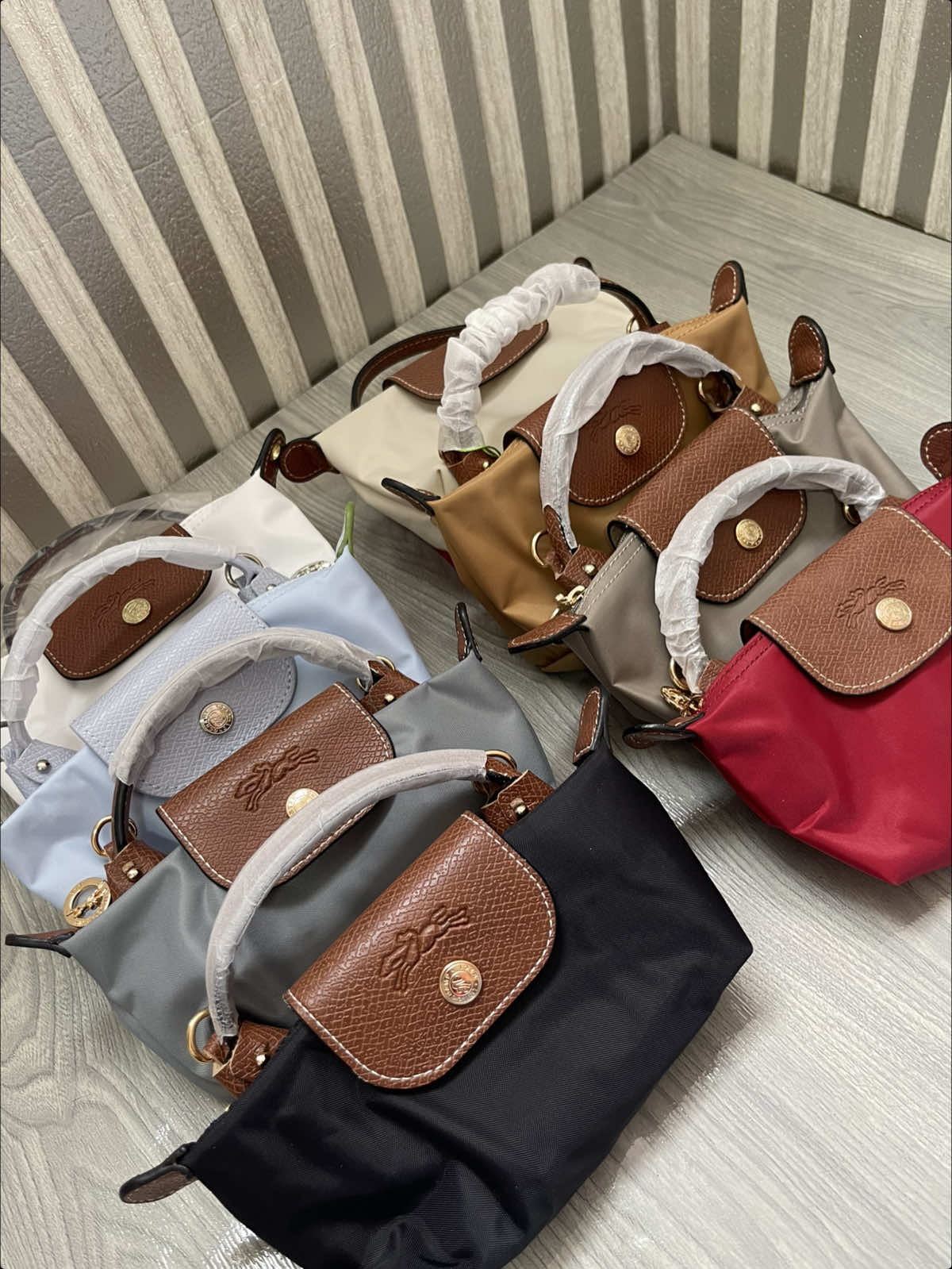 Este es uno de los modelos massss pedido por ustedes ✨ mini longchamp XS  Miren todos los colores disponibles, son bellos 🫶🏼 si quieres la tuya contáctanos al DM o por IG