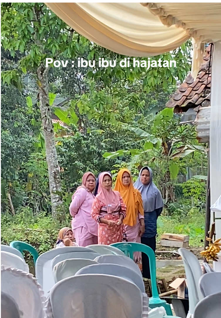 Walaupun lagi ga gibah lucu bgt liat ibu ibu di hajatan😂😂😂 #gibah #gibahsquad #rumpi #hajatan #suasanahajatan #ibuhajat #weddingcore 