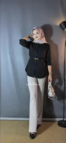 Hitam tu kenapa cakepp bgt yaa??sesuka itu emang sama warna hitam🖤#kemeja #kemejakerja #kemejawanita #taswanita #tasselempang 