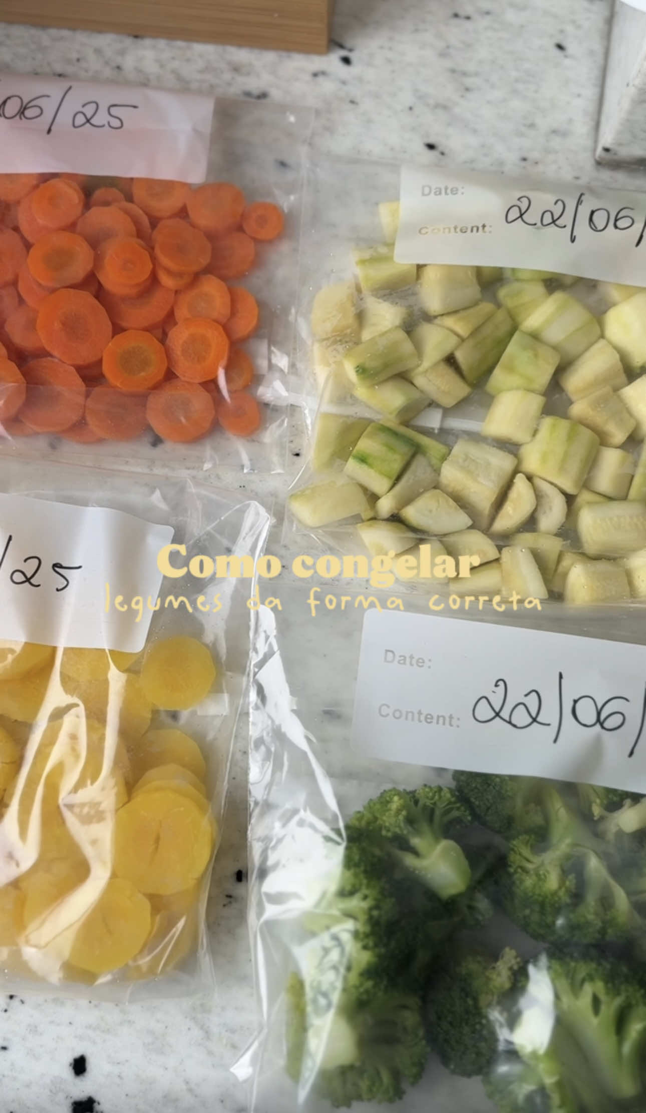 Te ensinando a congelar legumes da forma correta 🥦🫑🥕  Fazendo isso eles duram muito mais tempo e otimizam tempo na cozinha. Branqueamento: Escaldar em água fervente e depois mergulhar na água gelada, cada legume tem um tempo certo de branqueamento, vou deixar uma lista abaixo. 🥕 Cenoura 2-3 minutos Validade: Até 12 meses 🥔 Mandioquinha 2-3 minutos Validade- Até 12 meses 🥒 Abobrinha 1-2 minutos (opcional) Validade - 6-8 meses (3 sem branquear) 🥦 Brócolis 2-3 minutos Validade: 10-12 meses 🌸 Couve-flor 3 minutos Validade: 10-12 meses Gostou das dicas? Tem alguma pra compartilhar? #congelaralimentos #congelarlegumes #branqueamento #legumes #dicasdecasa 