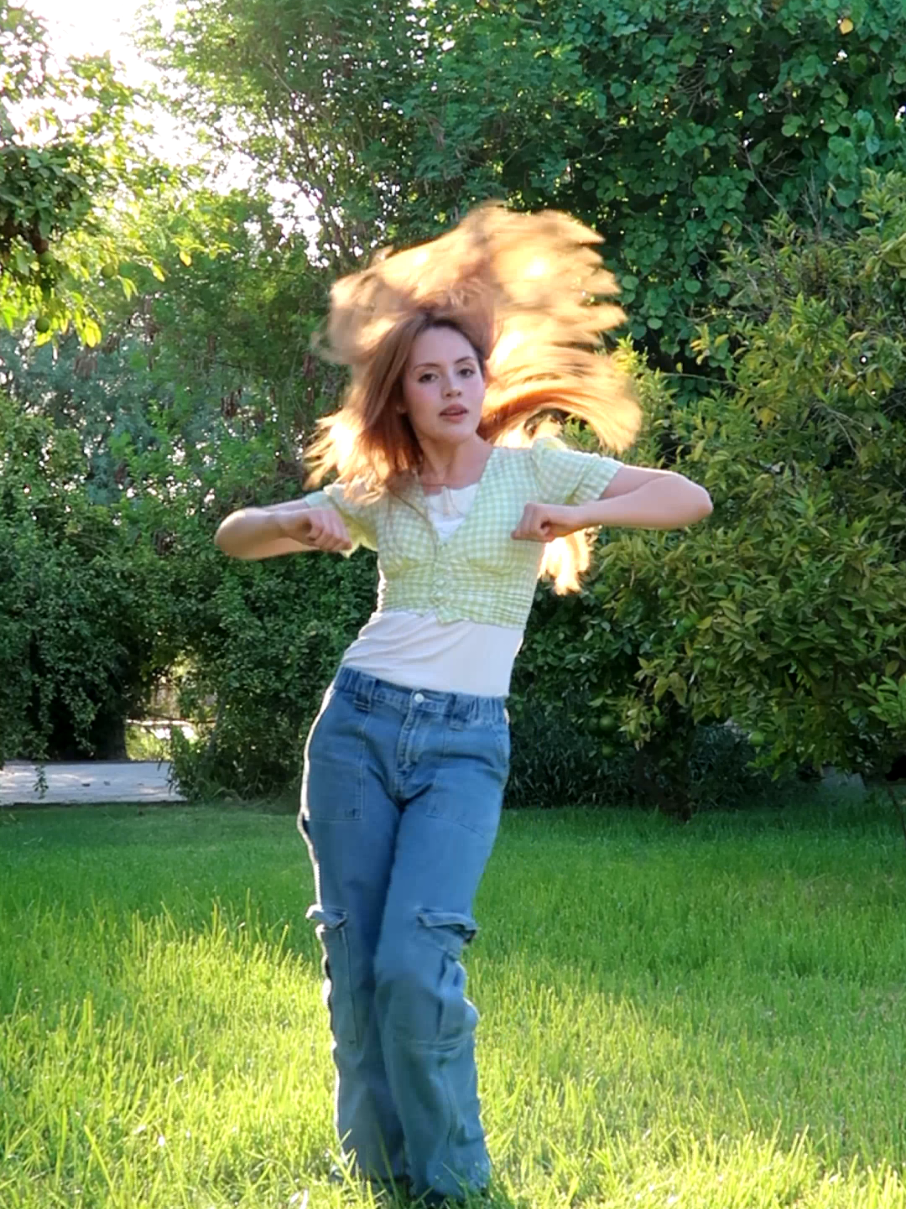 El verano definitivamente necesita que este trend vuelva 😌💜 Dc: @Hannah Balanay  ✨️Un dato curioso de mí es que soy muy fan de @BTS  desde hace años y los admiro mucho💜 Gracias a ellos me animé a hacer más dance covers y todo eso. Ahora estoy súper feliz porque ya terminaron su servicio militar y están de vuelta 🙌 @AbjkMRstY @hobipower  #telepathydance #dancetrends  #btsarmy #dancing #viraldance 