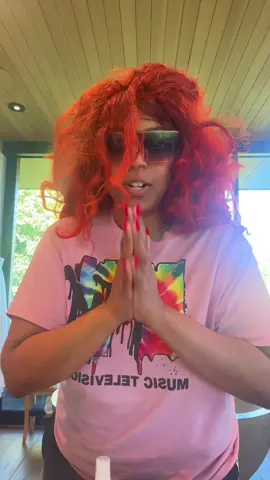 Back in my day.. we had buffie the body 👓🤏🏾👵🏾 #loveislandusa 