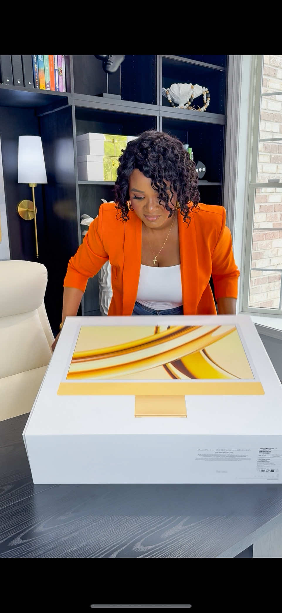 Wait whattt!? A Gold Computer? @apple sure did it🙌 If you know me well then you know I'm a gold fanatic, lolll. Anything gold, call me and I will be present! Well, i finally got to unbox my Mother's Day gift from hubby 💃💃💃 Our Home office is finally complete and I can't wait to share the space soon on here 🙌🙌🙌 Full video is now on my YouTube channel, go watch ❤️ Comment SHOP below to receive a DM with the link to this post on my LTK ⬇ https://liketk.it/5gRQO #ltkitbag #ltkhome #ltku