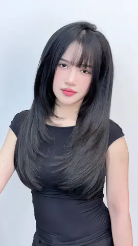 ✌🏻Màu đen truyền thống nay được nâng cấp với ánh lạnh nhẹ – Vừa giữ được nét tự nhiên, vừa làm sáng da, sang mặt và cực kỳ hợp vibe “gái ngoan có gu”.😎 #duỗihơinước #duỗikhongkiem #hairstyle #uốntóc #viral
