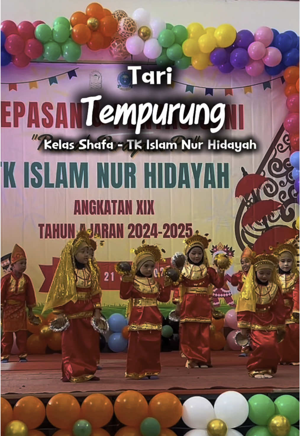 Penampilan tari tempurung dari kelas shafa TK Islam Nur Hidayah di acara pelepasan yang dilaksanakan di Plaza Batamindo. Tari Tempurung adalah tarian tradisional yang berasal dari Minangkabau, Sumatera Barat, Indonesia. Tarian ini menggunakan tempurung kelapa sebagai properti utama dan memiliki nilai filosofis tentang kebaikan dan manfaat bagi orang lain. #taritempurung #tarianaktk #anaktk #tarianakkecil #anakanaktk #tkislamnurhidayah 