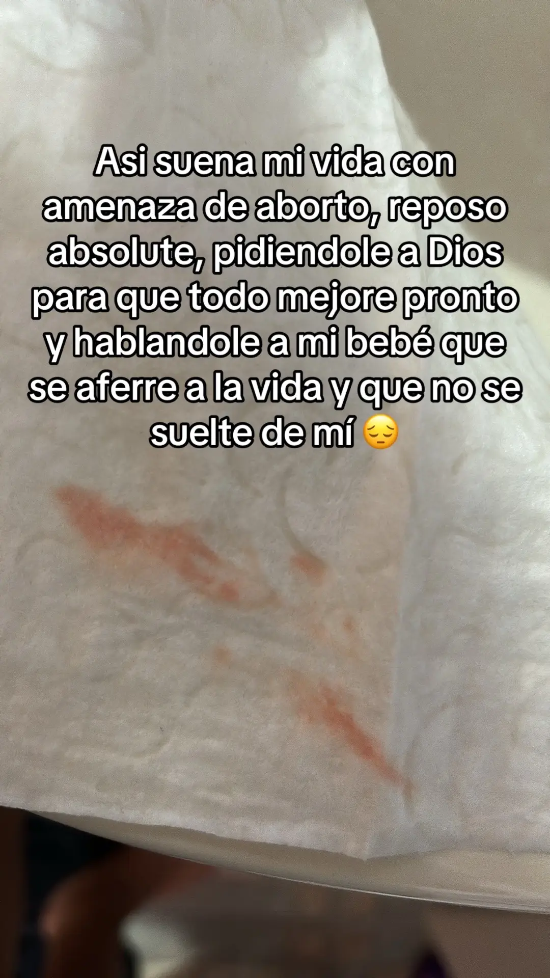 Esto fue hace un año, después de enterarme que estaba embarazada una semana después tuve que ir a urgencias 😞😔😩, me  Dijieron que tenia amenaza de aborto le pidi a Dios que me deje tener este bebé. This was a year ago, after finding out I was pregnant a week later I had to go to the emergency room 😞😔😩, they told me I was at risk of miscarriage and I asked God to let me have this baby.