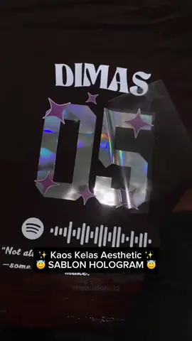 💫kaos kembaran satu kelas sablon nomor absen HOLOGRAM 😍🤯✨request nama dan ada barcode Spotify 🎧  . 🇮🇩 BISA KIRIM KE KOTA MANAPUN ✈️ 📌 chat wasap admin klik link di bio . #kaossablon #kaoscustom #kaosviral #kaosmurah #bikinkaos #kaoskelas #kaosreflektif #kaosmenyala #kaoshologram 