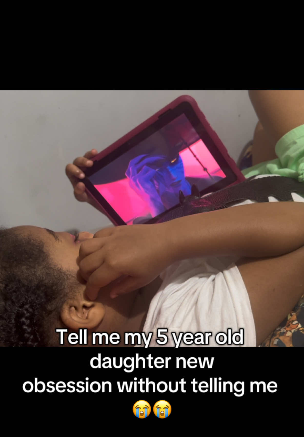 Mind yall her first impressions of them was last night.. 🤷🏽‍♀️😭 I’m a girl mom and it’s already started.. but I didn’t think she would be in my same fandom 🤣 (I play BTS and STRAYKIDS to much) #kpopdemonhunters #kpopdemonhunter #fyp #xyzbcafypシ #bts #straykids 