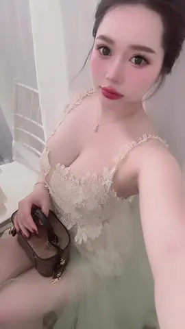 Chạy xe còn không vững thì làm sao chạy đến bên anh 😂