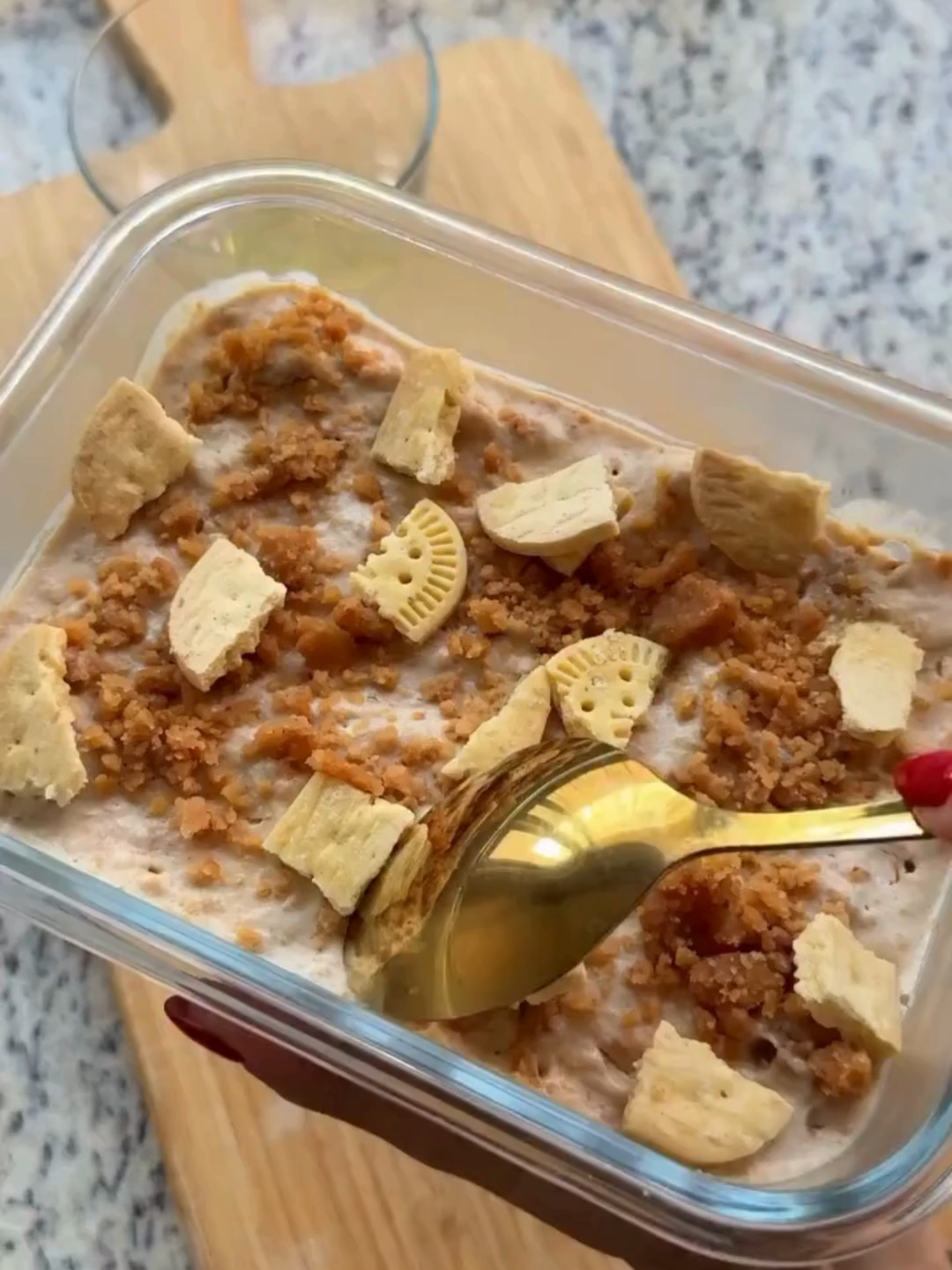 ✨ Pavê saudável com gostinho de festa junina! ✨ Quem disse que não dá pra ter um docinho cremoso, delicioso e ainda manter o foco na alimentação equilibrada? Fiz essa receita com o toque especial da pasta de amendoim sabor caramelo salgado da @eatcleanbrasil_, e ficou simplesmente perfeita! 🥜🍯 Ideal pra matar a vontade de doce sem exagerar! 💚 Salva aí pra testar essa delícia: 🍰 Ingredientes: • 2 potes de iogurte natural (170g cada) • 1 colher de sopa da Pasta de Amendoim Caramelo Salgado EatClean Brasil • 2 paçocas • Bolacha maisena • Leite semidesnatado (o suficiente para umedecer as bolachas) • Essência de baunilha a gosto 👩🏻‍🍳 Modo de preparo: 1. Misture o iogurte com a pasta de amendoim até formar um creme homogêneo. 2. Esfarele uma paçoca e misture suavemente ao creme (deixando pedacinhos). Reserve. 3. Em uma tigelinha, misture um pouco de leite com essência de baunilha. 4. Molhe as bolachas nessa mistura. 5. Em um potinho, faça camadas intercalando as bolachas umedecidas e o creme. 6. Finalize com paçoca esfarelada e pedacinhos de bolacha por cima. 7. Leve à geladeira por 2 horas… e pronto! Uma sobremesa levinha, com sabor de infância e aquele toque de nutrição inteligente!  #publi #eatclean