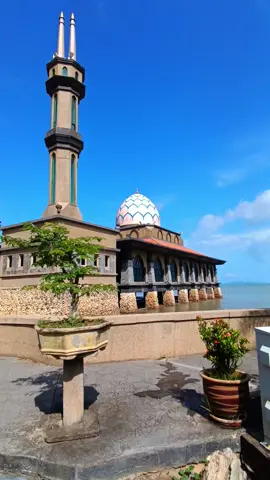 Mencari tenang tapi rindu yang bertandang... 😎 #solorider #masjidalhussain #kualaperlis #perlis #tiktokmalaysia🇲🇾 