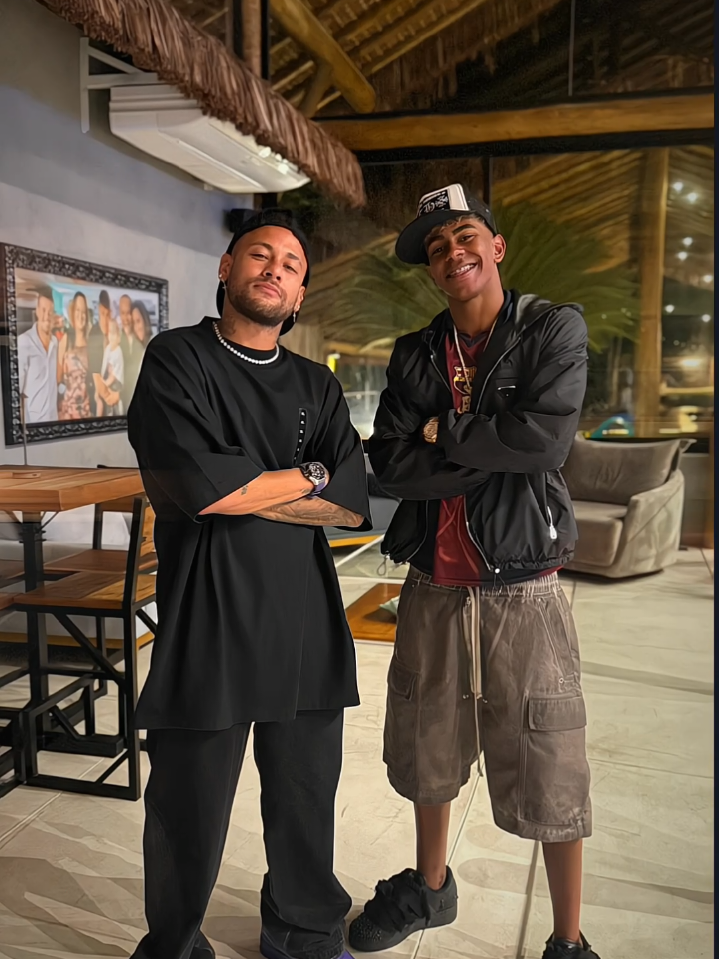 Masih muda, tapi udah berdiri di samping legenda. Lamine Yamal bareng Neymar tuh kayak versi nyata dari mimpi setiap anak kecil yang suka bola. Respect yamal 😎 #lamineyamal  #neymar #neymarjr  #nextgeneration  #fcbarcelona #culers #preset @Yanzn`Template 