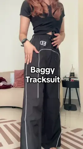Smart weh tracksuit baggy ni🤩 btw i pakai size M tau🫶🏻✨  #edenstudio #tracksuitbaggy #baggystyle #seluarbaggy #baggypants #pants #baggypantsoutfit #seluarmurah #seluarviral #outfitideas #foryou #unisexpants 