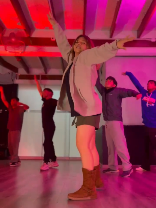 esa mirada y tu toda loca~ Safari ✨🫧 🧠: @JESSIE JEFF @X FORCE / ESCUELA DE BAILE  #regueton #urbano #peru🇵🇪 #safari #fypシ゚ #fyp #clasesdebaile #xforceescueladebaile #performance #viralvideos #fyp #paratiiiiiiiiiiiiiiiiiiiiiiiiiiiiiii #jbalvin #safari 