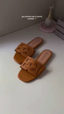 #sandals #sandalsforwomen #flatsandals #flats #slippers 