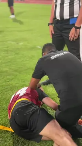 🚨Handling a dislocated shoulder on the field 🚨 During the EFAF international event, one of our Egyptian players suffered a shoulder dislocation mid-game and we successfully reduced the dislocation on the spot. It was an honor to stand beside our team even for a few hours and be there when it mattered most. Moments like these stay forever and remind me where i would love to be. 🇪🇬 Grateful for this place @empower.physioclinic forever الحمد لله ♥️  #EFAF #PhysiotherapyInAction #ForEgypt #SportsMedicine #OnFieldCare #proudphysio #fyp 