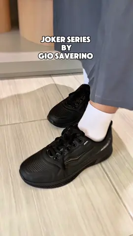 Sepatu sekolah hitam mengkilap, langkah rapi di jalan yang retak. Joker Series by Gio Saverino #giosaverino #SekolahDenganStyle #sepatusekolah #sepatusekolahmurah #sepatucewek #sepatucowok 