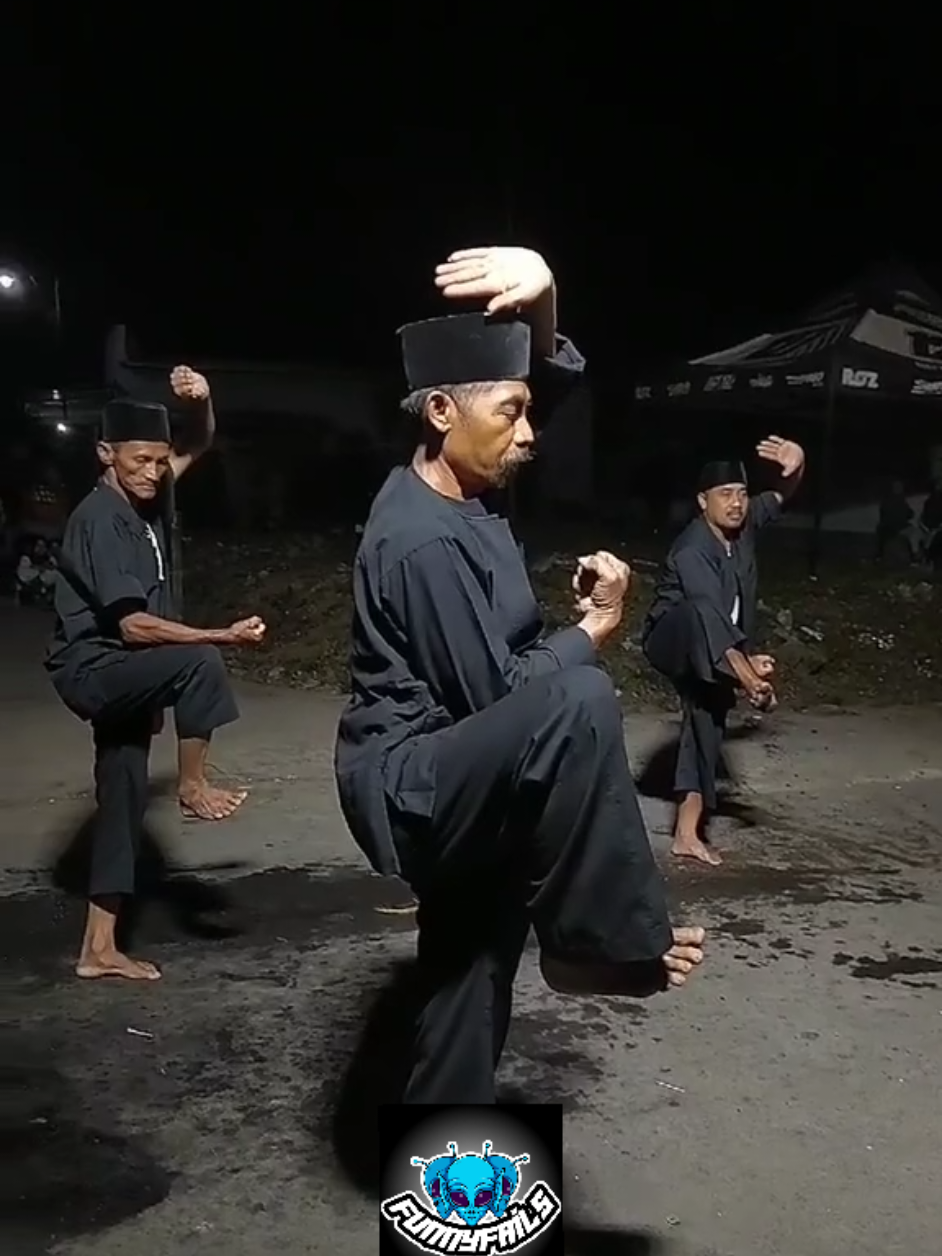Mis tios los borrachos despues de media caguama 😂 🥴 🥴  #tiktoks #humor  #fighter #karate #fighting #kungfufight #memestiktok  #humortiktok #kungfu  #tios #parranda   #borrachos_parranderos #feedtiktok #? #feed #fyp #everyone 
