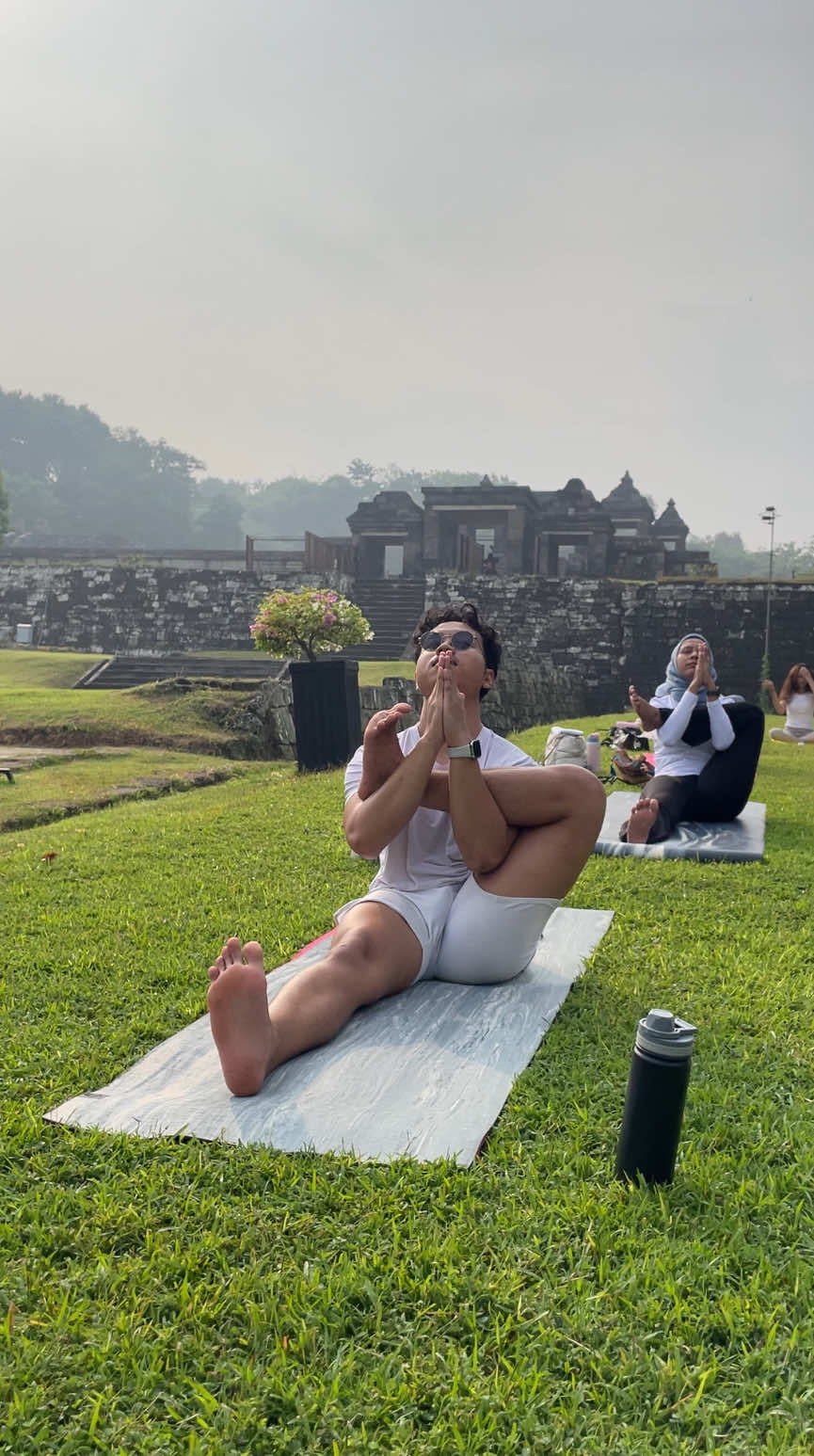 Siapa yang paling semangat kalo disuruh bangun pagi buat Yoga?🙋🏻‍♂️ #yogatok #yogapractice #candiratuboko #ratuboko #wisatajogja #yogayakarta #jogja 
