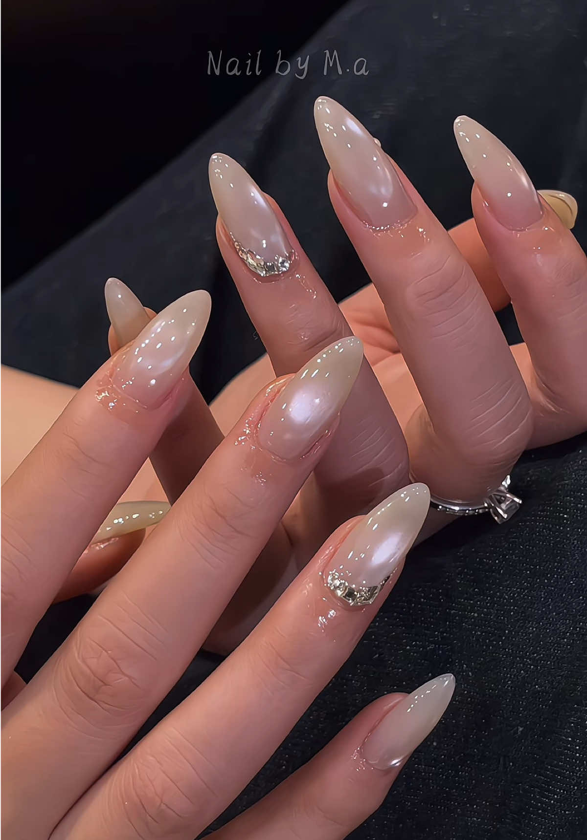 Sốp này nghiện mắt Mèo Hàn. Tối này đi kím sơn về cho khách iu . Màu này siu nịnh da bền màu và không ánh xám ạ ° ᡣ𐭩 . ° #nails #capcut #xh #tiktok #nail2025 #nailbinhduong #matmeo #viral #matmeocucquang 