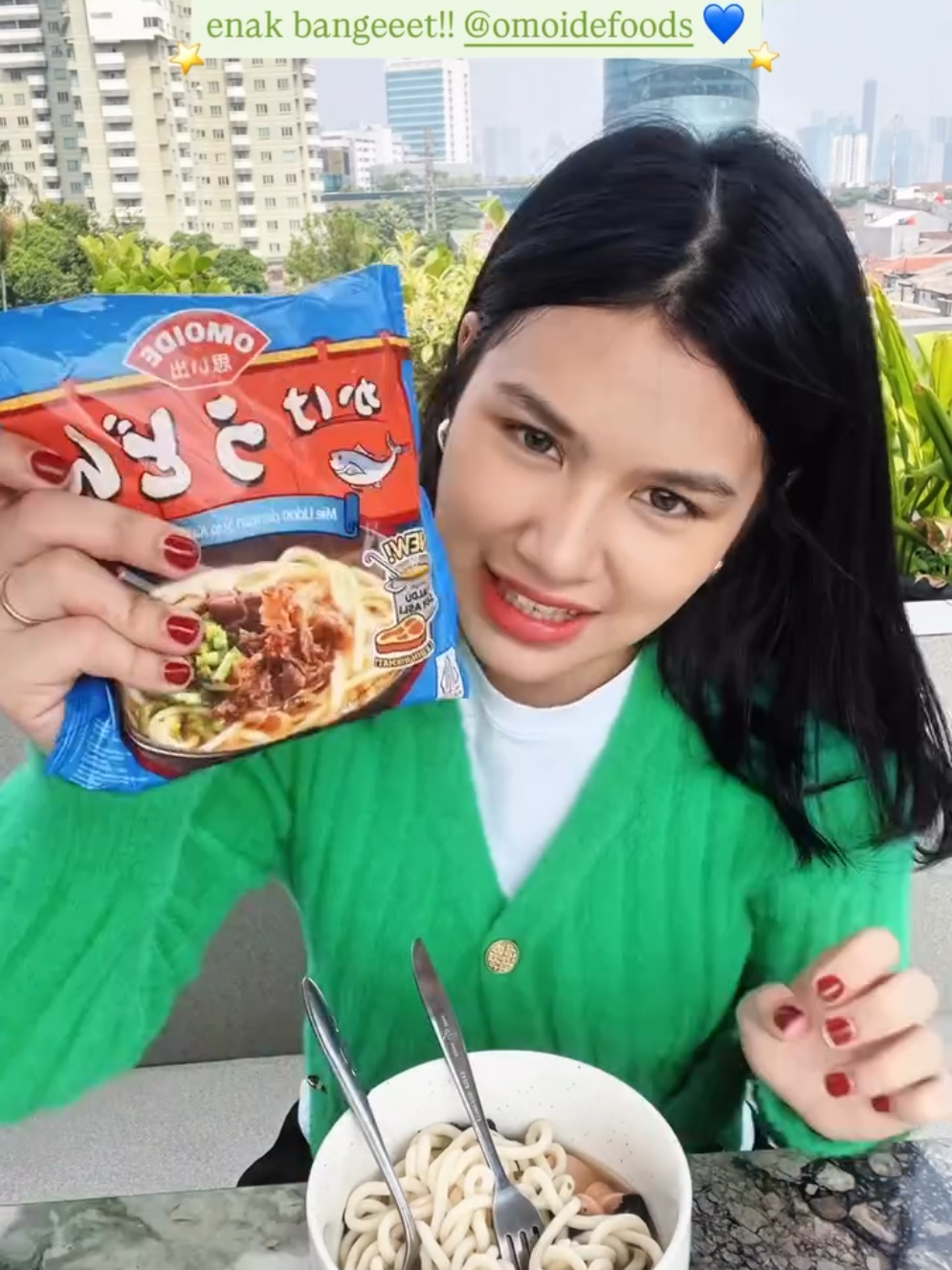 #EnggaNgerti kenapa ini udon bisa enak banget 😱 @VANESSA ZEE  aja suka banget, kalian harus cobain deh, dijamin nagih ✨ Oh iya, produk dari @omoidefoods dijamin 100% halal ya guys, jadi jangan ragu buruan cobain 🫶🏻✨