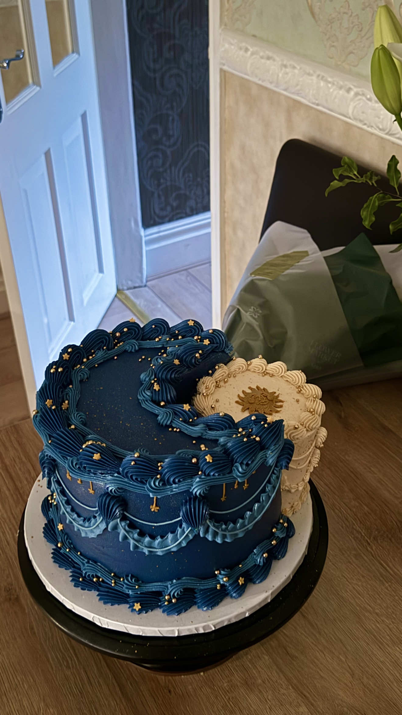 My first moon and sun cake in all it’s glory 🌙🌞 #fyp #foryou #cakedecorating #sunandmoon #cake #caketok #inspired #promomakanliburan 