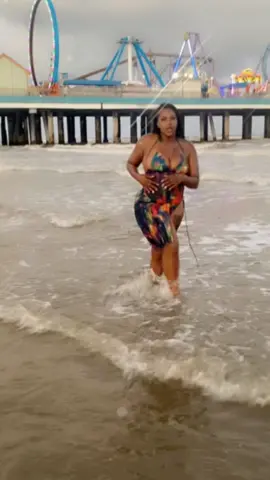 #beyonce #beach #drunkinlove #fyp #beachvibes #beyoncedrunkinlovefeatjayz #beyouncechallenge  had to take one for the team and do it in Galveston @Galveston Island, TX #galveston dirty water lol 😂 