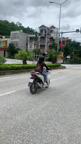 Khi chân ngắn đi sh dừng đèn đỏ 😂#xuhuong #xuhuongtiktok #viral #haihuoc 
