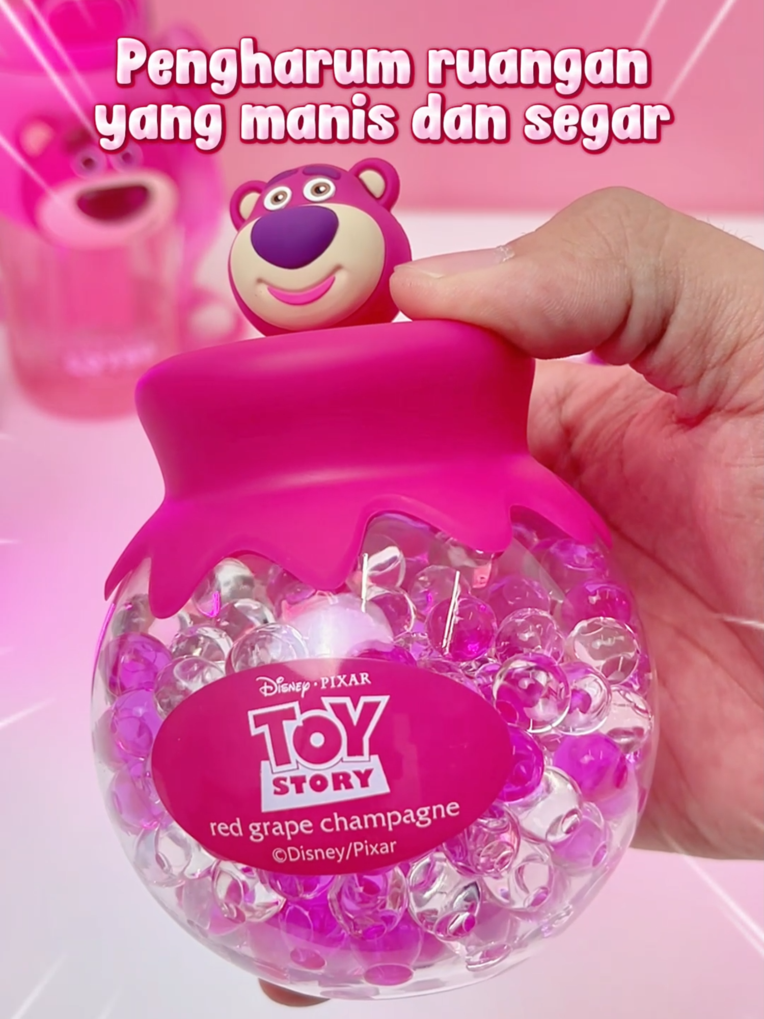 Wangi anggur merah yang manis & segar, karakter Lotso yang super lucu 🍇🐻 Siap bikin ruanganmu wangi & gemes! #lotsobeads #DisneyScents #OhsomeScents