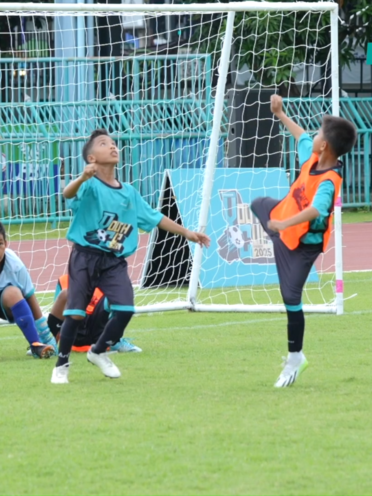 🎉 มาแล้ว! วิดีโอบรรยากาศสุดประทับใจ จากการแข่งขัน Hisense Football Youth Cup 2025 รุ่นอายุไม่เกิน 12 ปี เมื่อวันเสาร์ที่ผ่านมา ⚽✨ น้อง ๆ นักเตะตัวจิ๋วแต่ใจใหญ่ สู้สุดใจทุกแมตช์ เต็มไปด้วยพลัง ความสามารถ และน้ำใจนักกีฬาแบบล้นสนาม! 🌟 ขอบคุณทุกแรงสนับสนุน และ Hisense ภูมิใจที่ได้อยู่เบื้องหลังเวทีแห่งโอกาสนี้ 💙 📹 ไปชมความประทับใจด้วยกันเลย #Hisense #HisenseThailand #quality #technology #คุณภาพ #เทคโนโลยี #เครื่องใช้ไฟฟ้า #OwnTheMoment #fifaclubworldcup2025 #youthfootball #ฟุตบอลเยาวชน #ไฮเซ่นส์