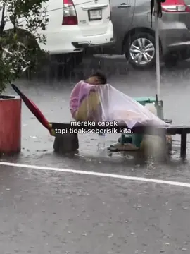anak sekecil ini berkalahi dengan waktu, di paksa untuk bertahan hidup di usia yg seharunya bermain dan belajar #anakkecil #sedih #viral #fyp 