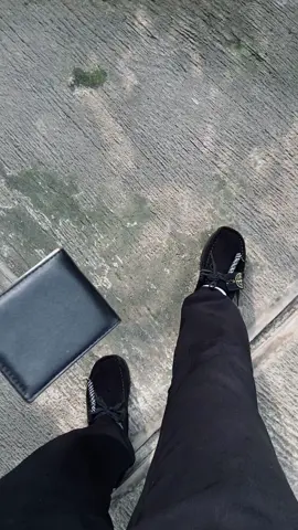 i dropped my wallet 😅 #fyp #clarks #clarkswallabees #clarksoriginals #OOTD #fashion #casualstyle 