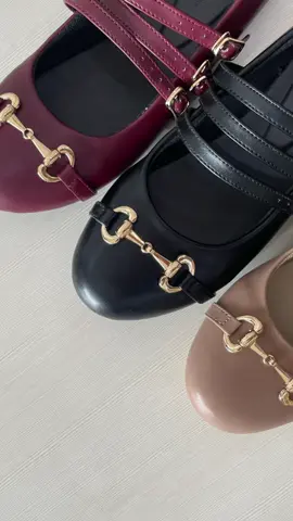 Masih belum yakin mau pilih warna apa? Borong semuanya aja 🤭😍🛍️ #flatshoes #wanita #shoes #black #maroon #mocca 