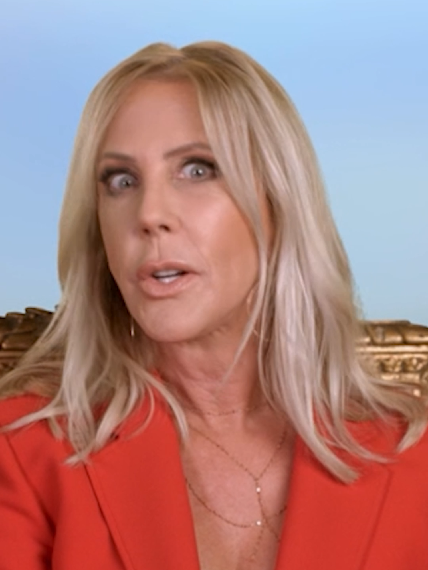 Massachusetts is ook wel echt een tongbreker 😅 #realhousewives #ultimategirlstrip #realitytv The Real Housewives of Orange County, Beverly Hills, Atlanta, New York City gaan samen een paar dagen op vakantie in het prachtige Berkshire en verblijven in Blue Stone Manor. Wat gebeurt er als verschillende ex-housewives samenkomen? Natuurlijk: drama! The Real Housewives Ultimate Girls Trip S2 is nu te zien.