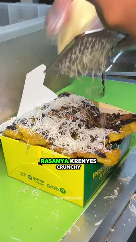 ‼️Pisang Crispy toping brutal‼️ Ke Malang belum lengkap kalau belum nyobain Pisang Keju 89! Jajan legendaris ini Ada di 4 lokasi: 📍 Sawojajar, Sigura-gura, Sudimoro, dan Candi Panggung ⏰ Jam buka: 15.00-23.00, pas banget buat ngemil malam Porsi puas, harga pas. Toping tumpeh-tumpeh. Komen buat kamu yang pernah nyoba pisang keju 89! 👇🏻 #PisangKeju89 #pisangcrispy #pisanglumer #malangkuliner #kulinermalang #jajanmalang #jajanviral