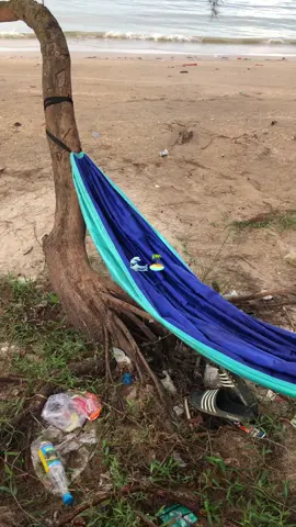 Lagi stres banyak pikiran, nyantai sambil rebahan di tepi pantai ide bagus #hammock #ayunan #pantai #fypシ゚viral 