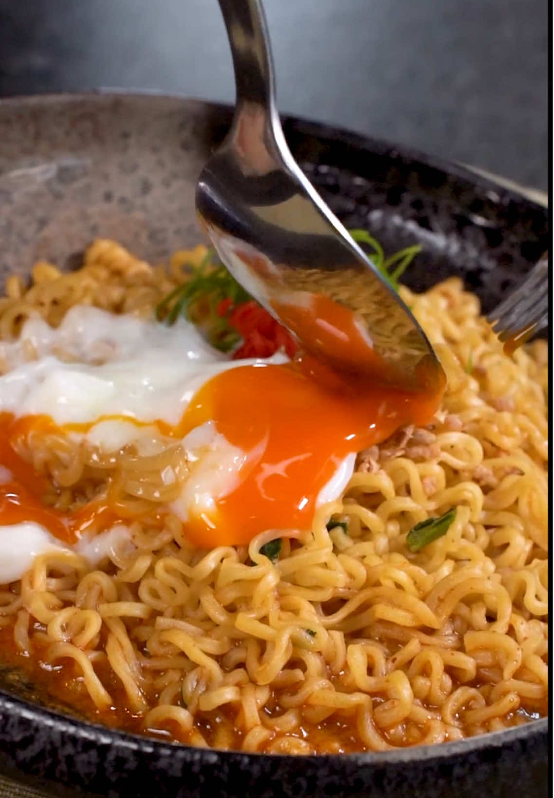 Indomie Nyemek ala Banglahdes’e Indomie rasa terbaru!  - Hasil collab Indomie sama Warkop Agem Senyum Ketawa! Ini nih solusi buat kalian yang bingung mau mie kuah atau goreng! Rasa gausah diraguin lagi, berempah, wangi banget, pedes gurih nya nyatu semua! Langsung aja kalian bisa beli di Minimarket terdekat!